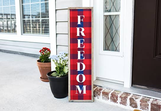 rustic 4th of July decoration idea made of wood with reddish prints
