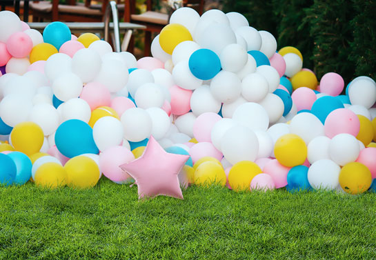 outdoor birthday party decoration with balloons