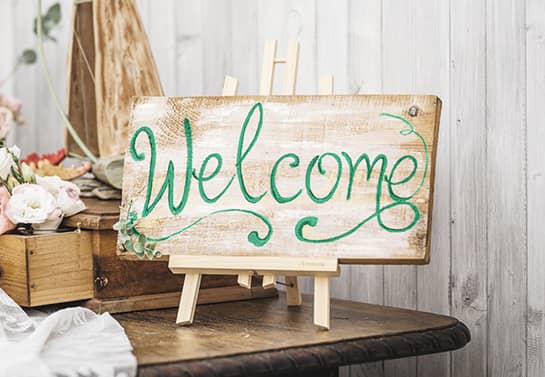 welcoming wood sign idea with the word Welcome printed on it in a green color