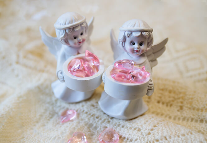 Easter basket to gift with the shape of little angels holding sweets