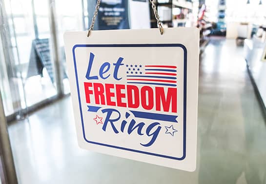 hanging 4th of July sign idea displaying the words Let Freedom Ring