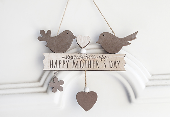 Mother's day hanging woodwork idea with a text board and cute elements