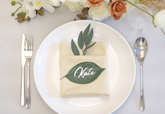 named leaf place card for simple outdoor wedding decoration
