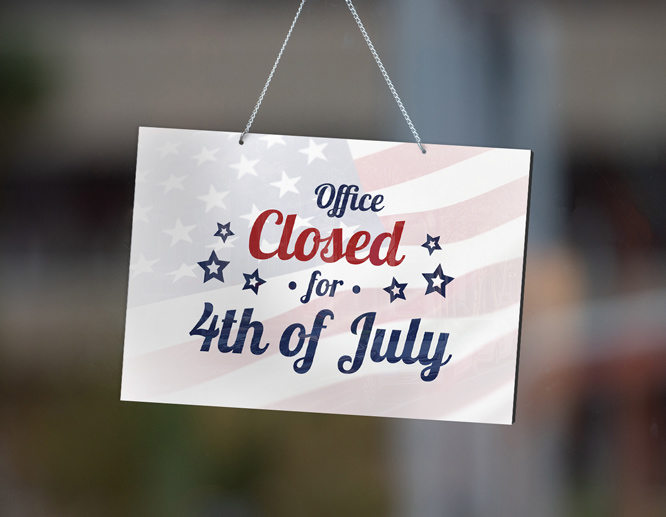 Hanging closed on 4th of July sign with a white background and colored texts
