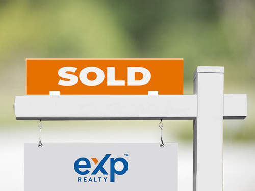 Striking real estate sign rider notifying interested buyers that a property has been sold