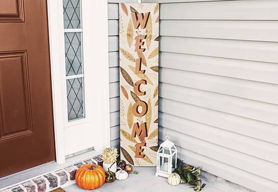 front door Thanksgiving sign with a welcoming message